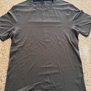 Men’s olive green Lululemon performance shirt - size Medium